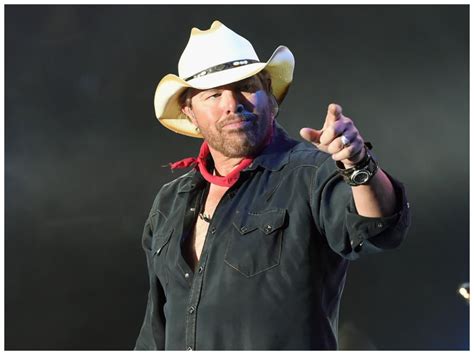 Country Singer Toby Keith, 62, Keeps Going Amid Rain-Filled Concert