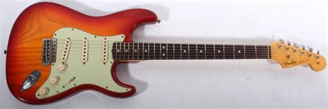 Fender Custom Shop 62 Journeyman Relic Stratocaster Ash Aged Cherry Sunburst