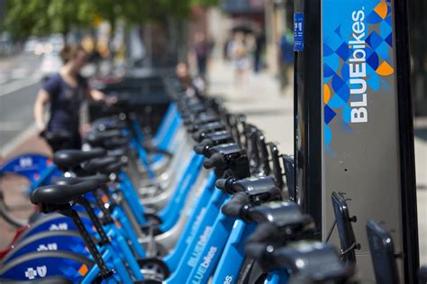 In Boston S Bubbling Bike Share War It S Blue Bikes Vs Dockless