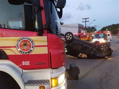 VÍDEO carro capota após colisão na rodovia Antônio Heil em Brusque