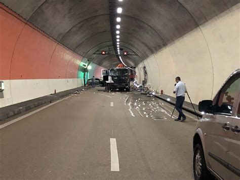 Auffahrunfall Im Tunnel Auf Der A7 Zwei Deutsche Ums Leben Gekommen