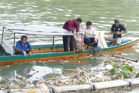 Ratusan Pns Dan Pelajar Kota Samarinda Bersihkan Sungai Karang Mumus