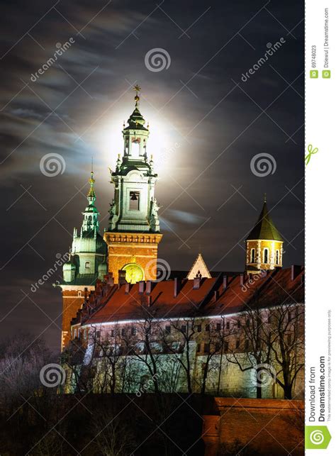 Volle Maan Over Wawel Kasteel In De Nacht In Krakau Stock Afbeelding