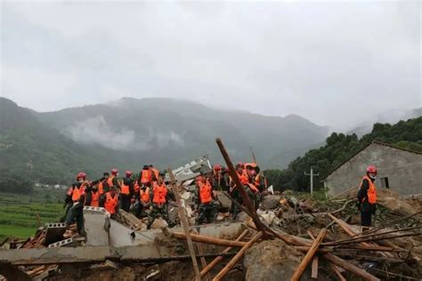 揪心！两地山体滑坡，9人被埋6人失联垂直跑，护好头，自救方法要记牢！澎湃号·政务澎湃新闻 The Paper