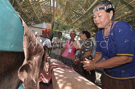 KAIN TRADISIONAL BERBAHAN KULIT KAYU ANTARA Foto