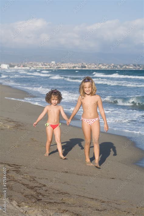 Foto Stock Bambine Prese Per Mano Sulla Spiaggia Adobe Stock