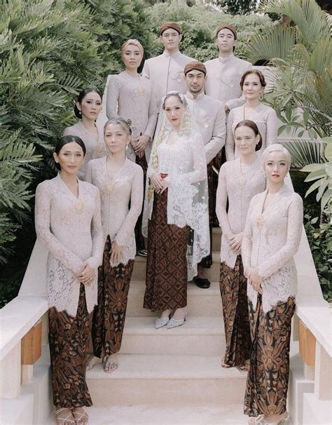 6 Foto Inspirasi Seragam Keluarga Dan Bridesmaid Dari Pernikahan BCL