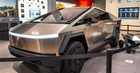 Dans Larène Des Pickups Électriques Tesla Lance Son Cybertruck