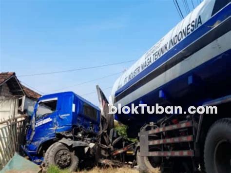 Oleng Truk Tangki Hantam Kendaraan Parkir Dan Rumah Warga Tuban