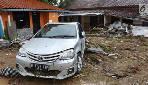 FOTO Alat Berat Dikerahkan Untuk Bersihkan Puing Bangunan Terdampak