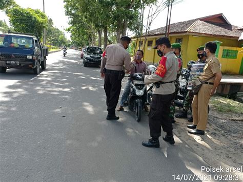 Polsek Arsel Bersama Tni Imbau Prokes Dan Bagikan Masker Ke Warga