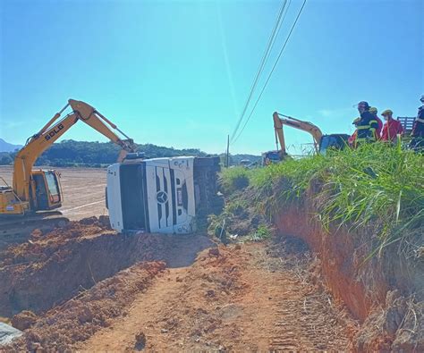 Vídeo Dois trabalhadores morrem após serem atingidos por carreta na SC