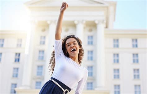 La Felicidad Es Un Estado Mental Foto De Una Mujer Joven Celebrando