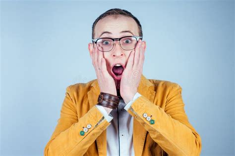 Retrato De Un Joven Gay Nerd Con Gafas Con Traje Y Corbata Elegante Piensa Foto De Archivo