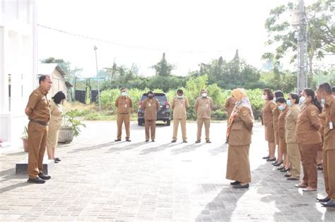 Kadis Dukcapil Dairi Serahkan Piagam Penghargaan Pegawai Teladan