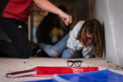 Łobuz terroryzuje szkołę Uczniowie boją się chodzić na lekcje a