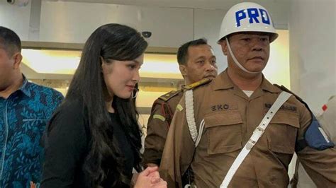 Diperiksa Kejagung Selama 10 Jam Sandra Dewi Bungkam Dan Lesu Di