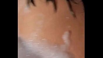 Baño de burbujas y semen en el coño de la morena XVIDEOS