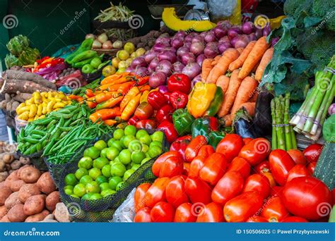 Exhibici N Colorida De Las Frutas Y Verduras De La Variedad En El