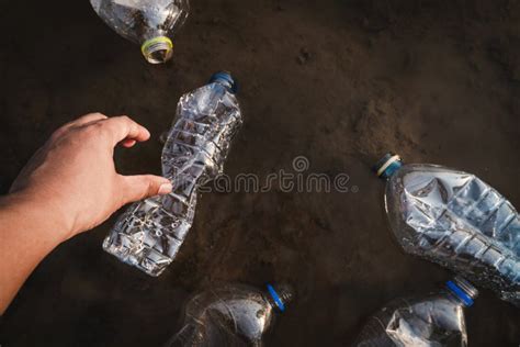 A Colheita Volunt Ria Acima Um Pl Stico Da Garrafa No Rio Imagem De