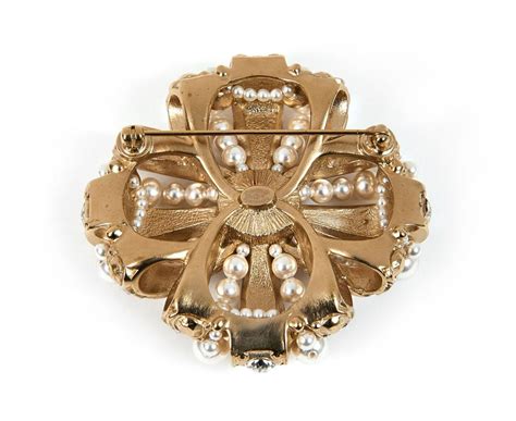 Sold Price CHANEL 2020 BROCHE en métal doré rehaussé de strass et