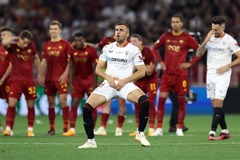 Sevilla Fc La Imagen Viral De Joan Jordán En Plena Tanda De Penaltis