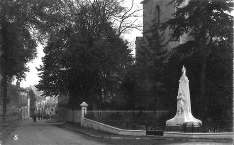 Tonnay Charente Tonnay Charente Le Monument Aux Morts Devant L