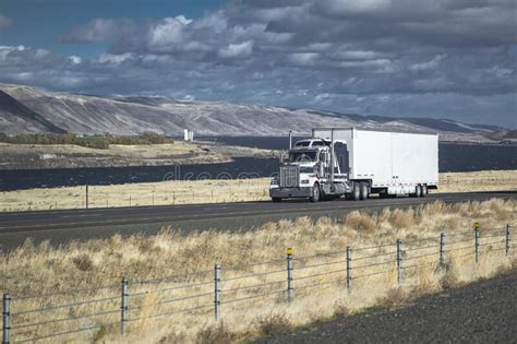 Popular Classic American Bonnet Big Rig Semi Truck With Stylish Chrome