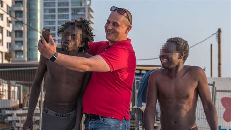 Images choc de migrants humiliés à Tel Aviv le photographe raconte