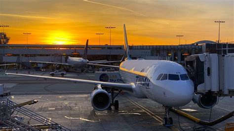 Flight Review: Alaska Airlines First Class - Airbus A320 - Simple Flying