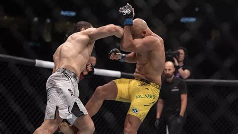 Ikram Aliskerov Surprend Warlley Alves Avec Un Coup De Genou Saut