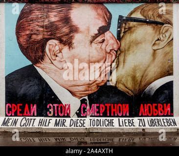 El Famoso Beso Entre Leonid Brezhnev Y Erich Honecker Pintada En El