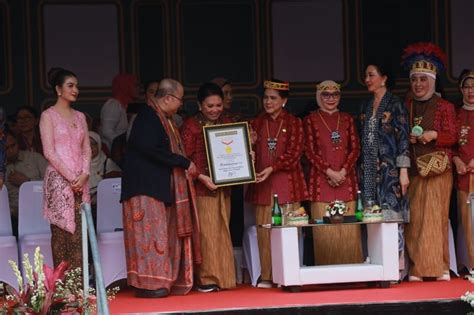 Ratusan Mobil Hias Kriya Dan Budaya Meriahkan Hut Ke Dekranas Di Solo