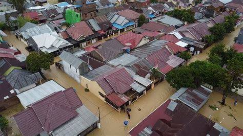 Detik Detik Drone Jatuh Saat Dokumentasi Banjir Di Jalan Panjaitan Kota