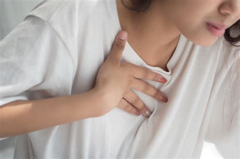 What is middle chest pain with shortness of breath? | Vinmec