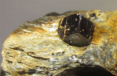 Minerály Almandin z lokality Anenská studánka, Petrov nad Desnou, Česká ...
