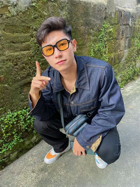 Hot boy Đội tuyển Việt Nam công khai hẹn hò bạn gái đa tài