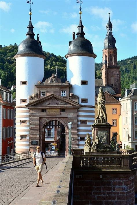 Auf der alten Brücke mit Brückentor Bild kaufen 71335313 lookphotos