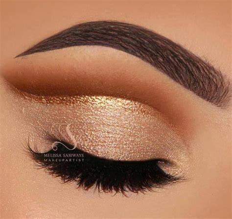 A Gold Shimmery Eye Makeup Look For The Win Eyeshadow Goldgreeneyemakeup Make Me Up Gold