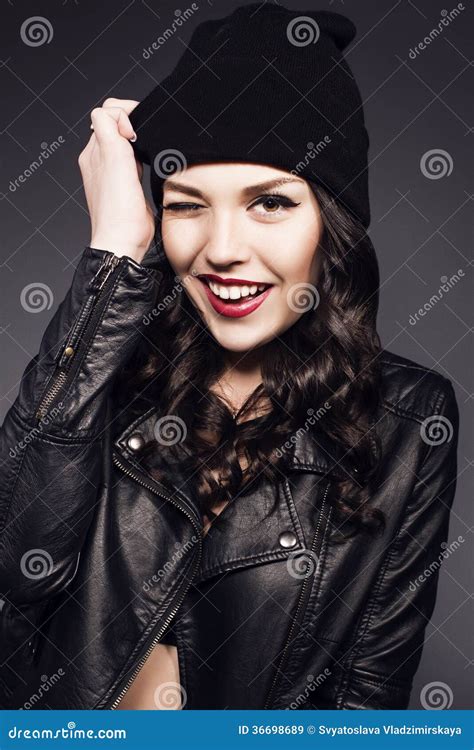 Portret Van Mooi Meisje Met Donker Haar Stock Afbeelding Image Of Brunette Makeup 36698689