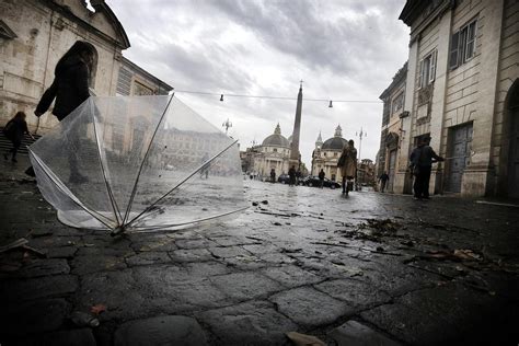 Maltempo Roma Ancora Sotto La Pioggia Da Nord A Sud L Italia Sotto