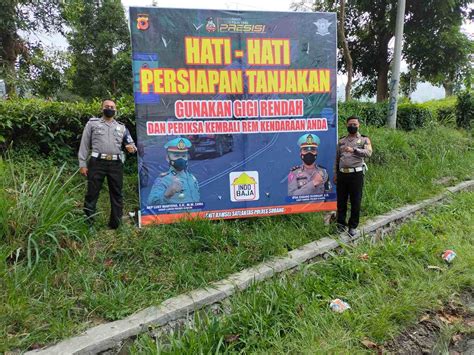 Satlantas Polres Subang Pasang Banner Imbau Warga Berhati Hati