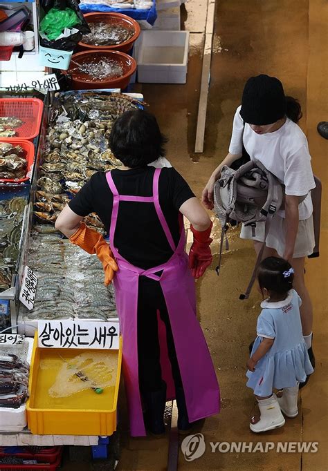 오염수 해양 방류 앞둔 노량진수산시장 연합뉴스