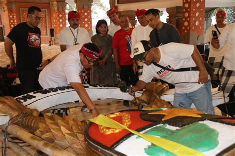 Bupati Tabanan Pasang Lambang Burung Garuda Pancasila Di Gedung