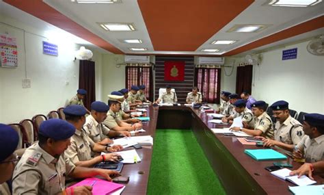 पुलिस अधीक्षक महोदय के द्वारा ली गई क्राइम मीटिंग सभी थाना एवं चौकी प्रभारी को होली त्योहार व