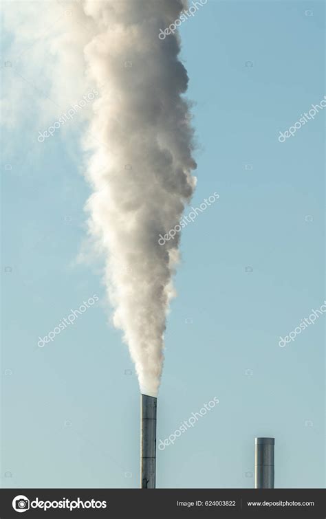 Columna Humo Que Sale Una Chimenea Industrial Francia fotografía de