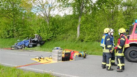 Auto fährt unter Traktorgespann Zwei Tote darunter ein 9 jähriges