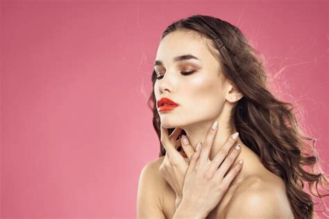 Premium Photo Beautiful Brunette With Naked Shoulders And Bright Makeup