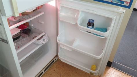 Sears Refrigerator w/ Freezer Compartment - Oahu Auctions