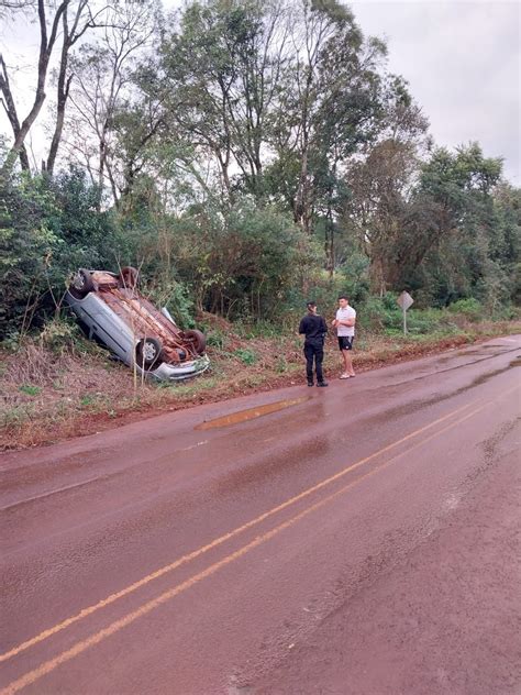 Conductor perdió el control de su auto y despistó sobre un espejo de